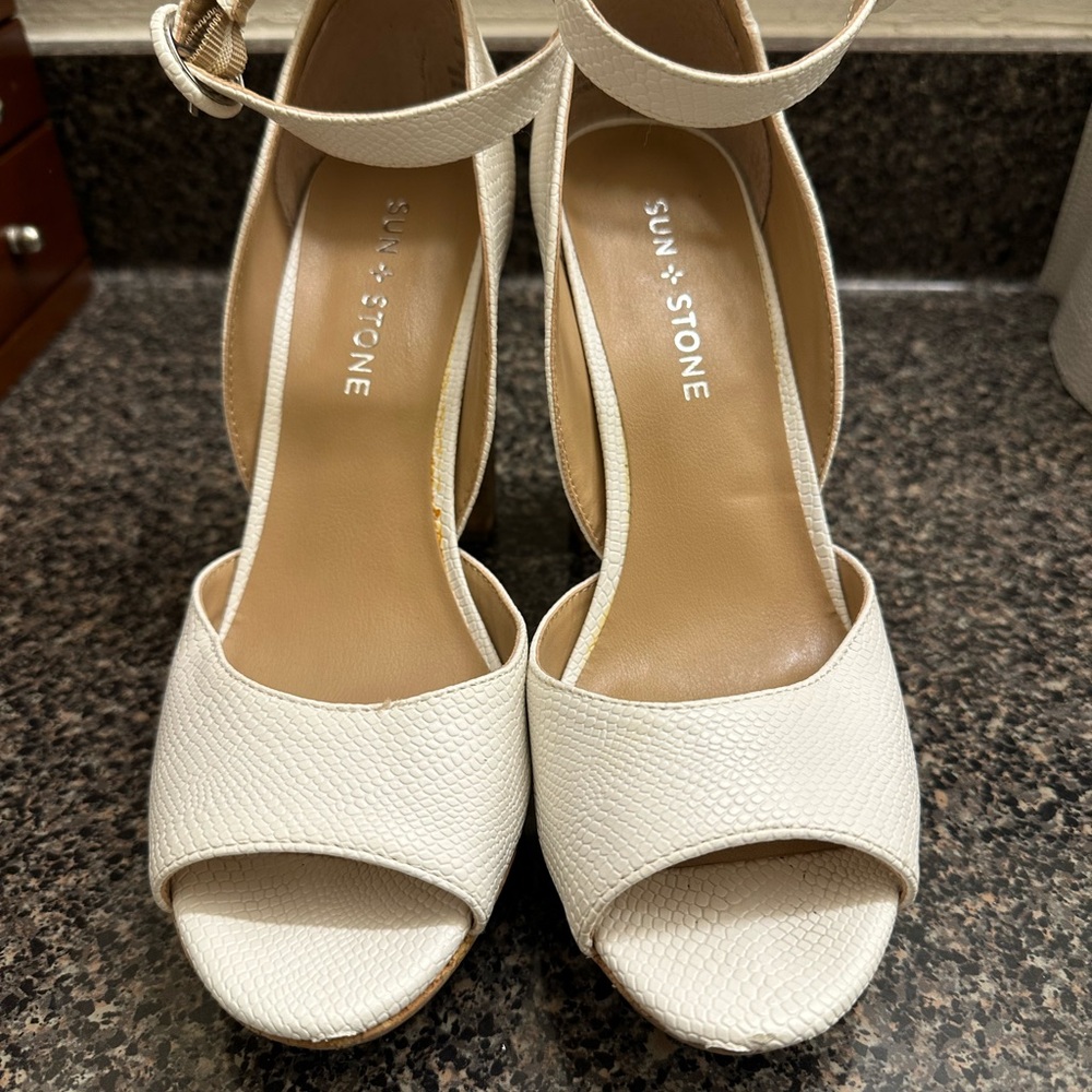 Elegant White Platform Heels - Picture 2 of 7